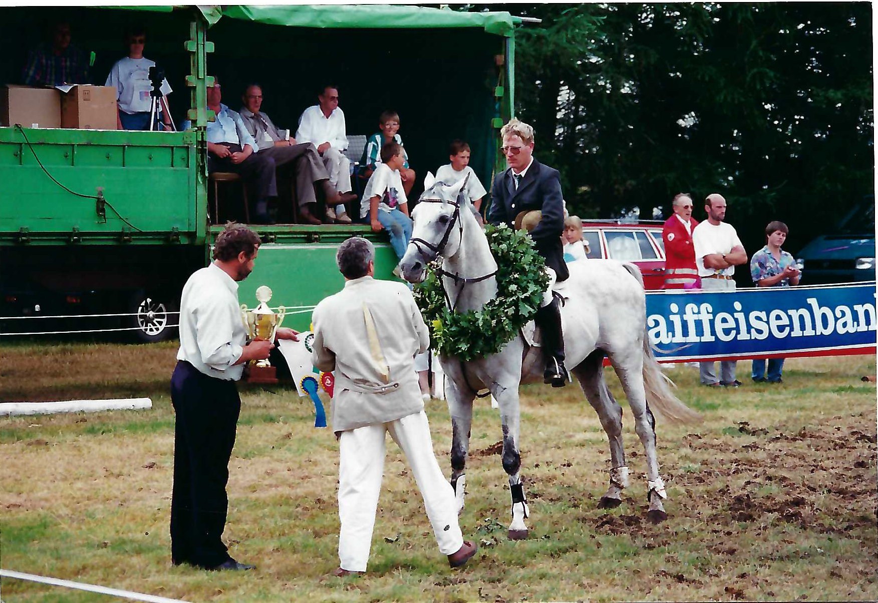 104 02 M Springen Gunnar mit Bouquet