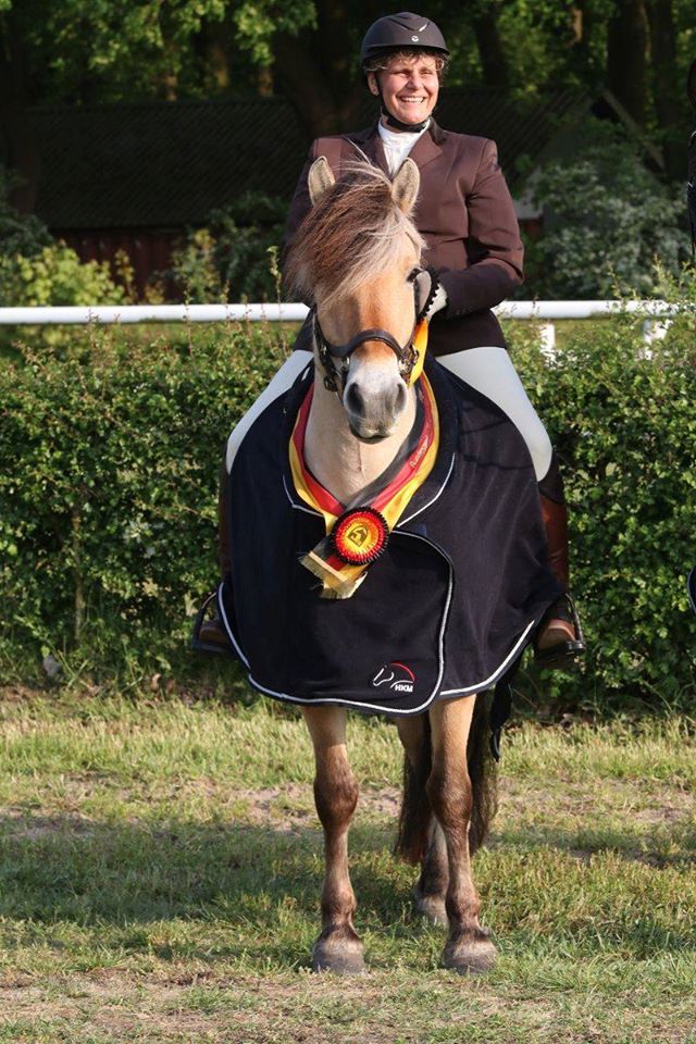 119-13-Klosterhofs Jarle Baroness mit ihrer Reiterin Christina Tietgen 2019