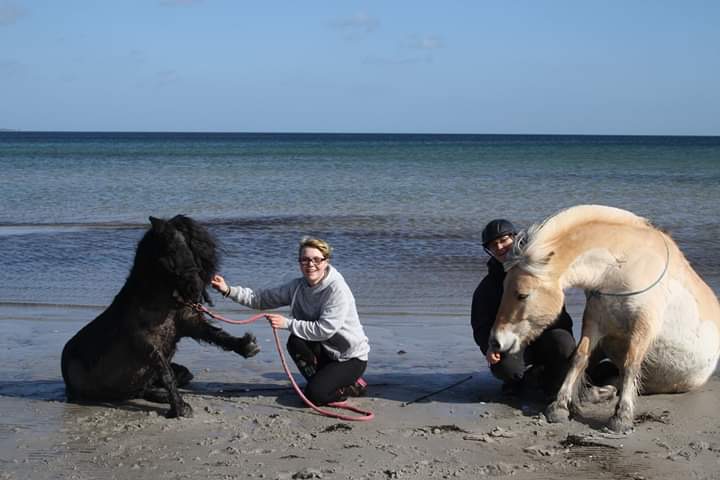 alina Fries mit Lemon und Jeanne Vagt mit Casper die gründer der showgruppe